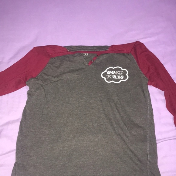 Good vibes shirt v neck - Picture 1 of 1